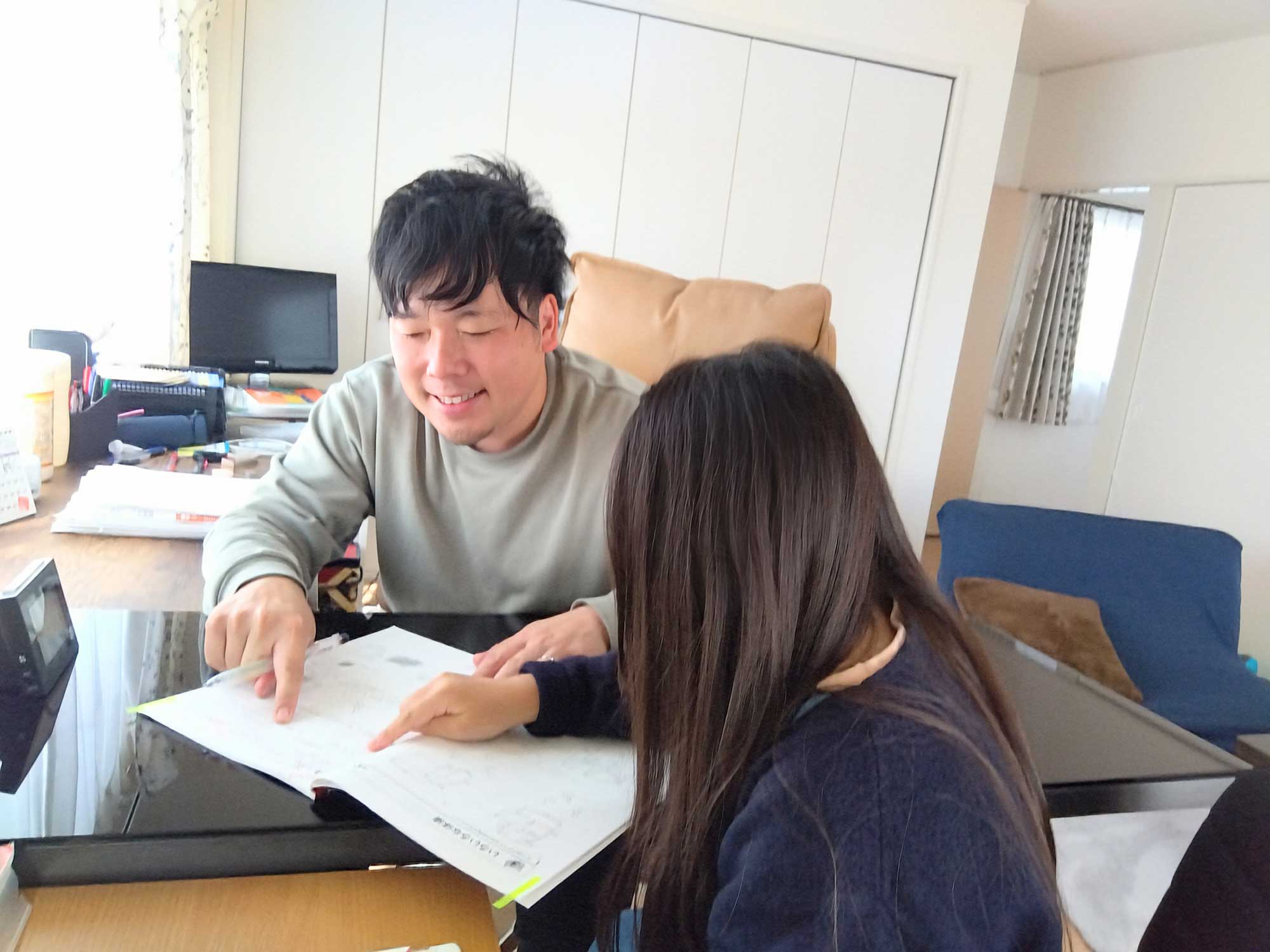 生徒に教えている指導者の写真